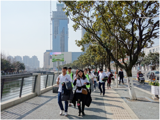 一路上，志愿者把“學雷鋒踐行動 樹新風做好事 做志愿者”的精神傳揚到大街小巷，把雷鋒為人民服務(wù)的志愿精神帶到城市的每個角落。